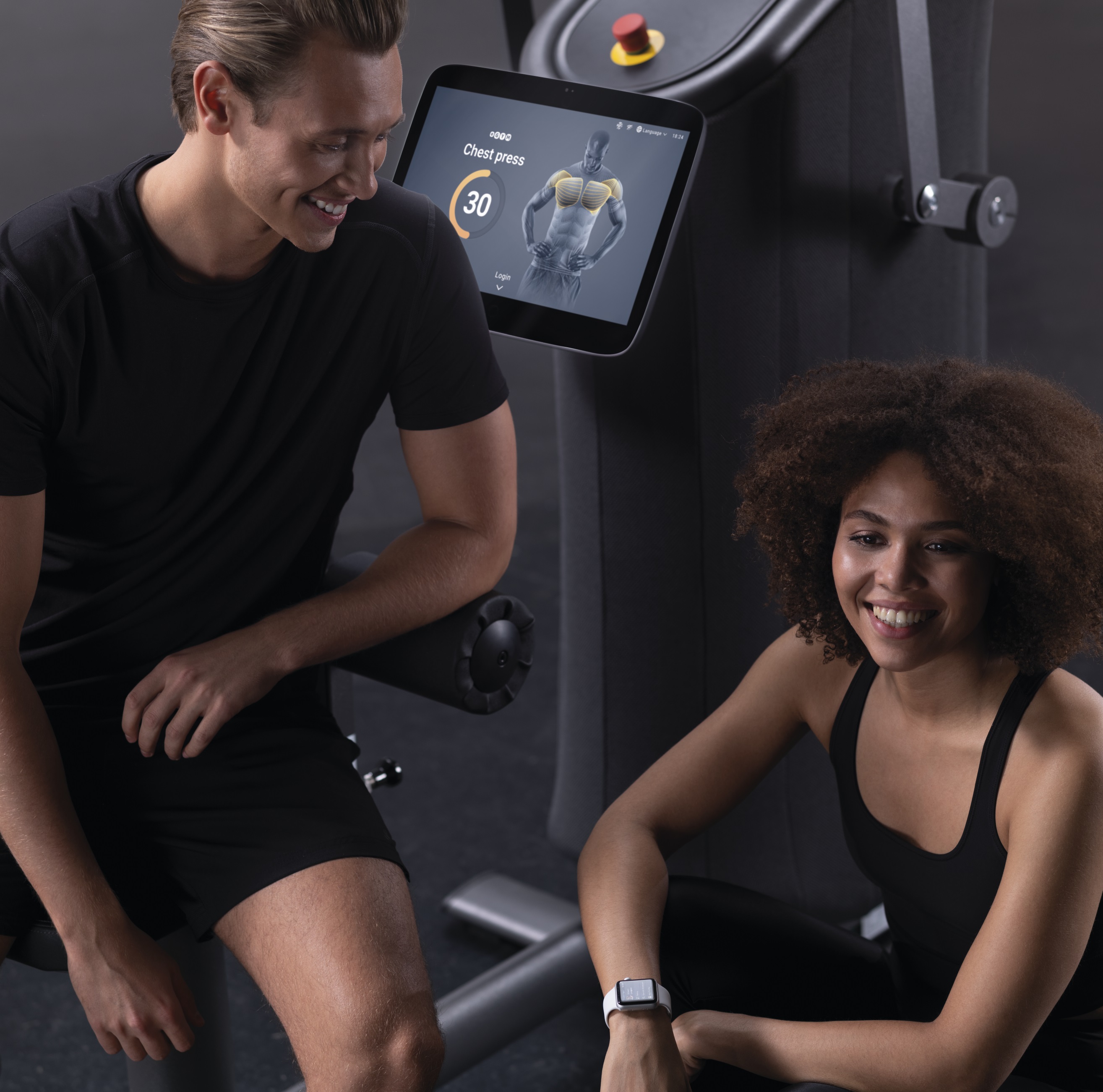 Een foto van een blonde man en een getinte vrouw die even rusten tijdens het sporten. Je ziet de twee glimlachen en praten. Dit benadrukt de sociale cultuur binnen Vita Fortis.