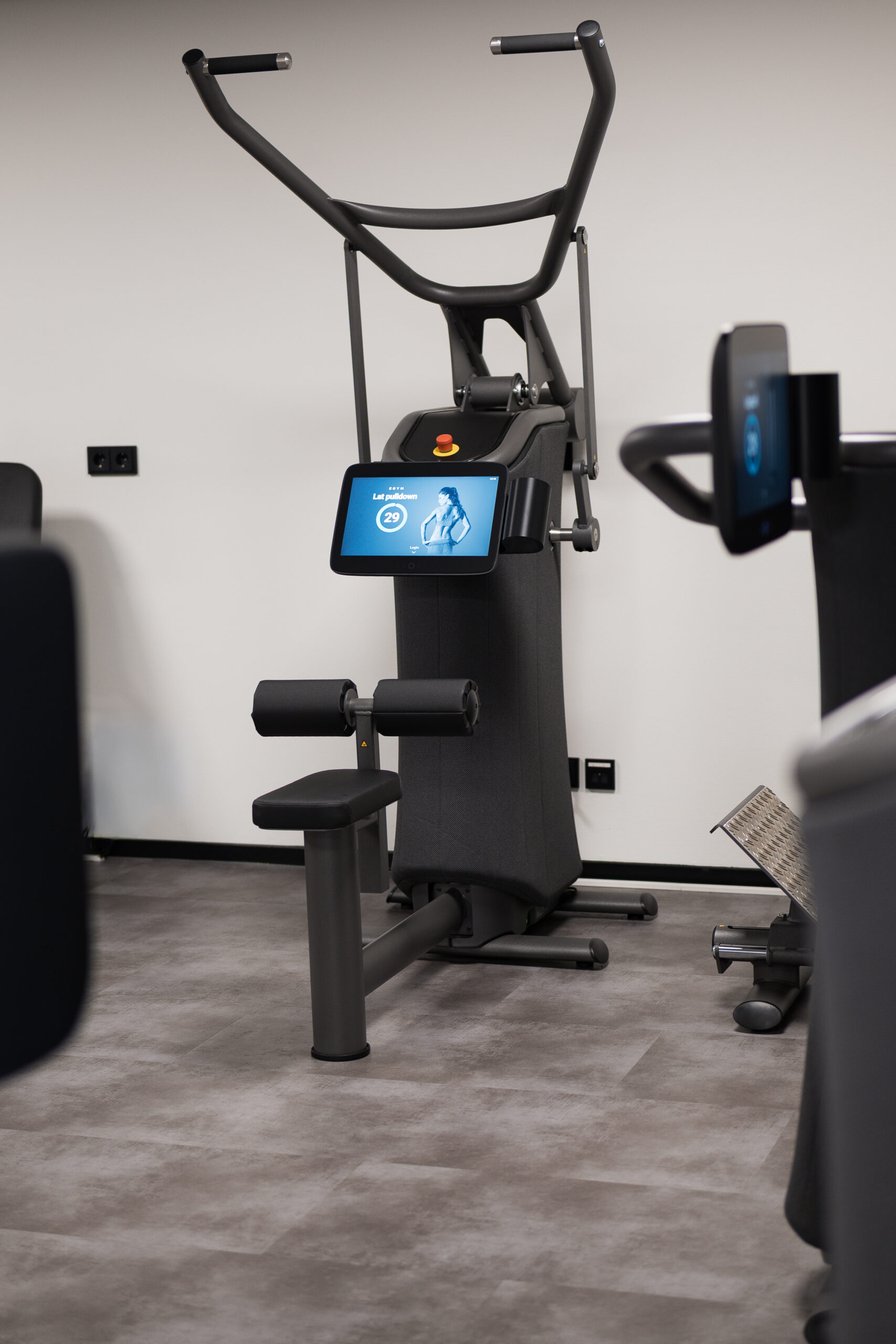 Een afbeelding met de Lat Pulldown gecentreerd in de foto. Het is één van de apparaten waar Vita Fortis haar Fit in 30 minuten concept uitvoert