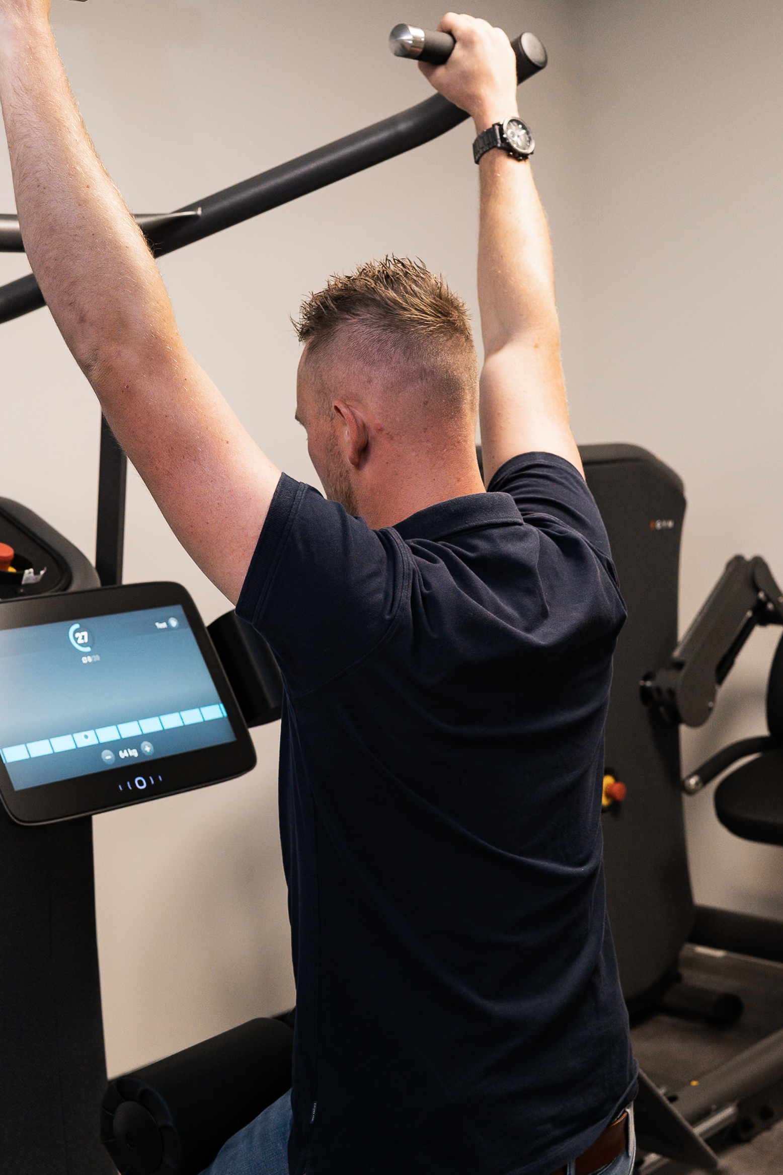 Een man aan het oefenen op de Lat Pulldown bij Vita Fortis.