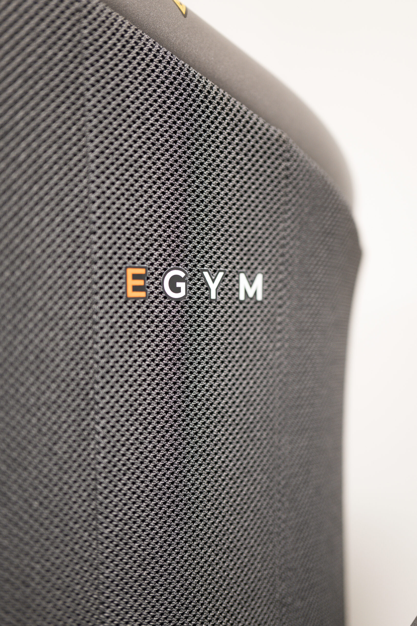 Het logo van EGYM ingezoomd op één van de apparaten van Matrix in de vitaliteitsstudio Vita Fortis in Rolde.